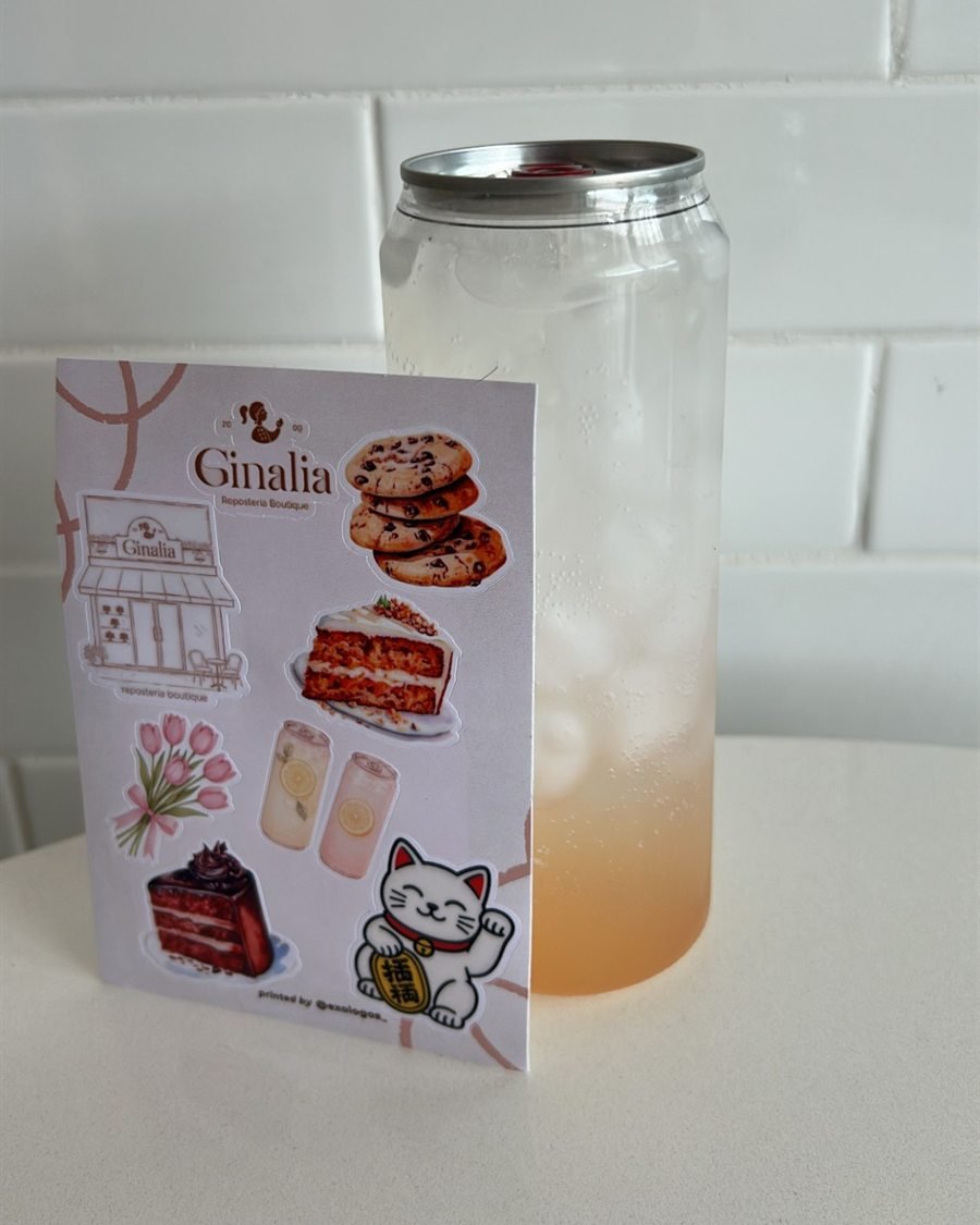 Bebida fizz en lata con hielo
